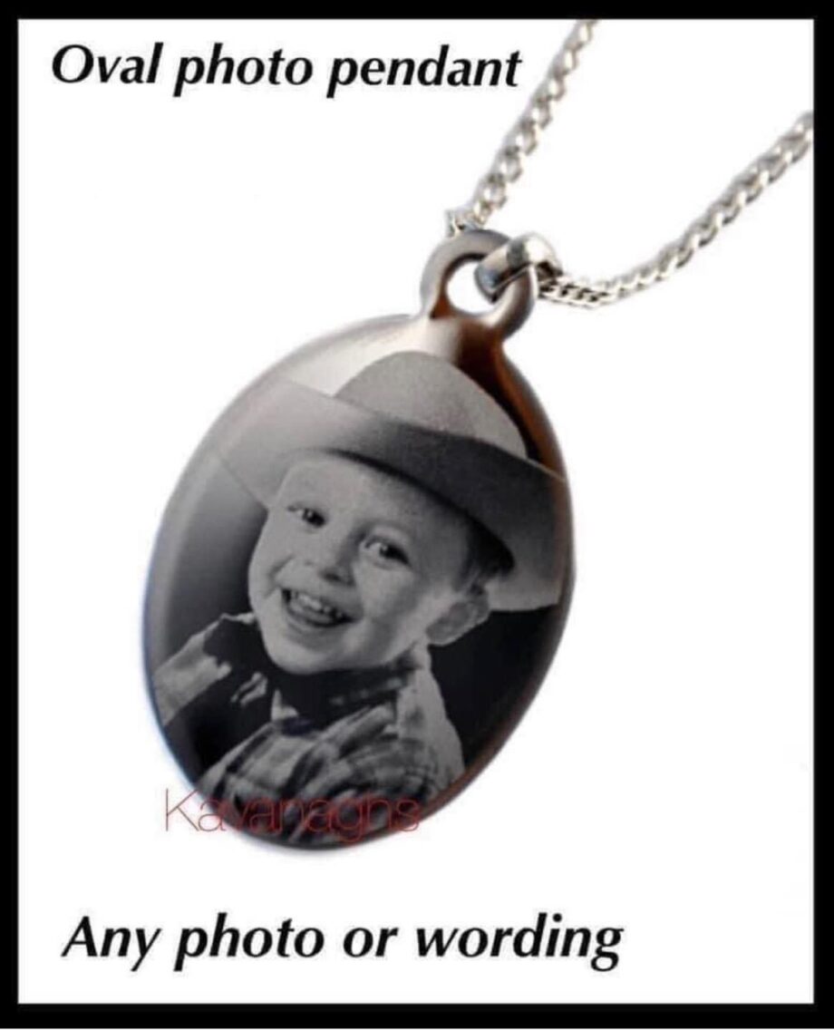 Oval photo pendant